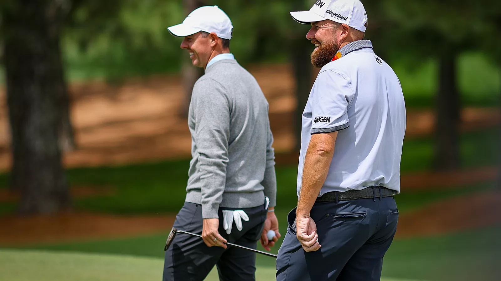 Rory McIlroy and Shane Lowry on a golf green. Ilustracija uz vest: McIlroy sa birdie-eagle završnicom ušao u borbu za BMW PGA titulu