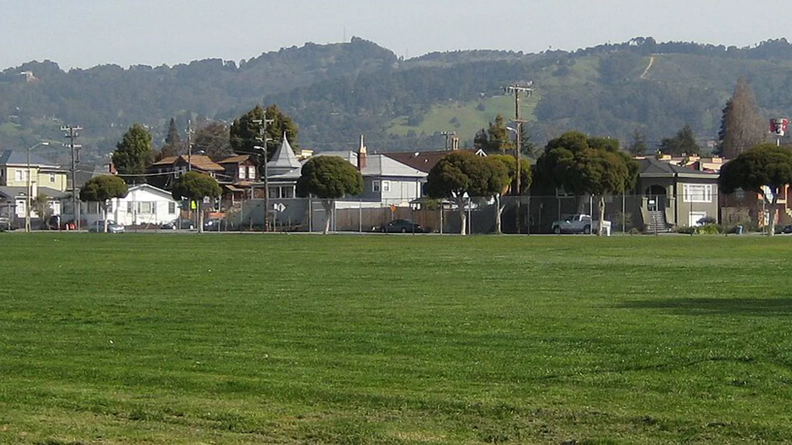 Fotografija: Bushrod Park, Oakland ball fields and soccer fields.jpg. Ilustracija uz vest: Maresca: I Foden i Fernandes trebalo je da budu isključeni u derbiju Mančestera