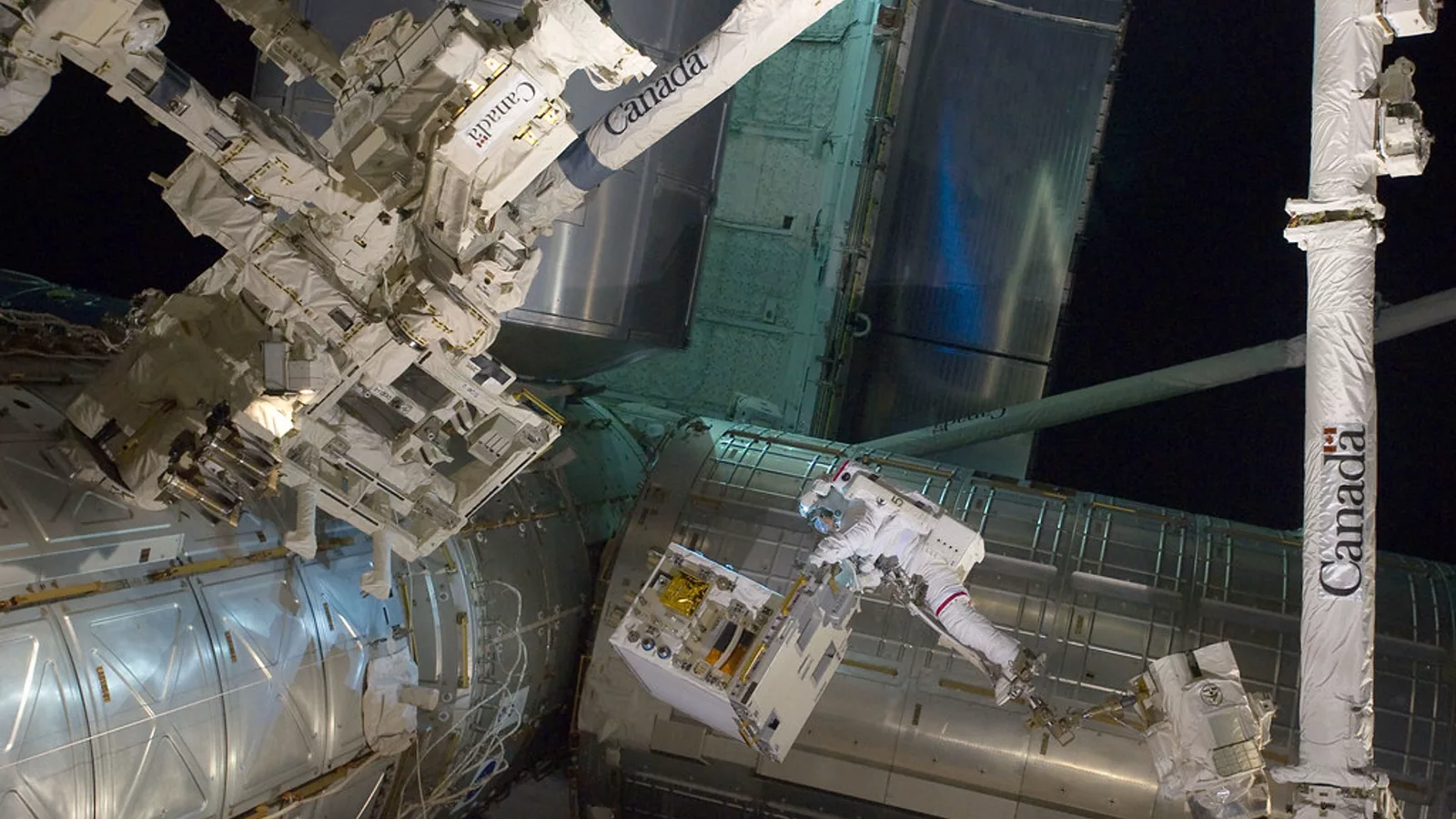 Astronaut Mike Fossum Transfers the Robotics Refueling Mission Payload During A Spacewalk on July 12, 2011. [{'name': 'atlantis', 'accuracy': None, 'unstable__provider': 'flickr'}, {'name': 'goddardspaceflightcenter', 'accuracy': None, 'unstable__provider': 'flickr'}, {'name': 'internationalspacestation', 'accuracy': None, 'unstable__provider': 'flickr'}, {'name': 'iss', 'accuracy': None, 'unstable__provider': 'flickr'}, {'name': 'nasa', 'accuracy': None, 'unstable__provider': 'flickr'}, {'name': 'payload', 'accuracy': None, 'unstable__provider': 'flickr'}, {'name': 'roboticrefuelingmission', 'accurac. Ilustracija uz vest: NASA panel objavio preporuke o riziku dekompresione bolesti tokom svemirskih misija