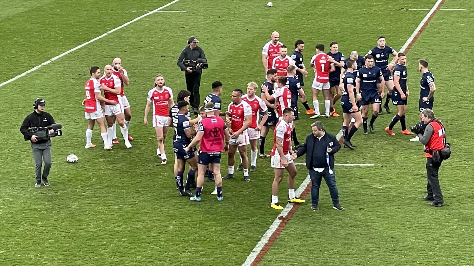 Hull Kingston Rovers players at Craven Park. Ilustracija uz vest: Ashton sa tri eseja odveo Warrington preko Hull KR-a u polufinale