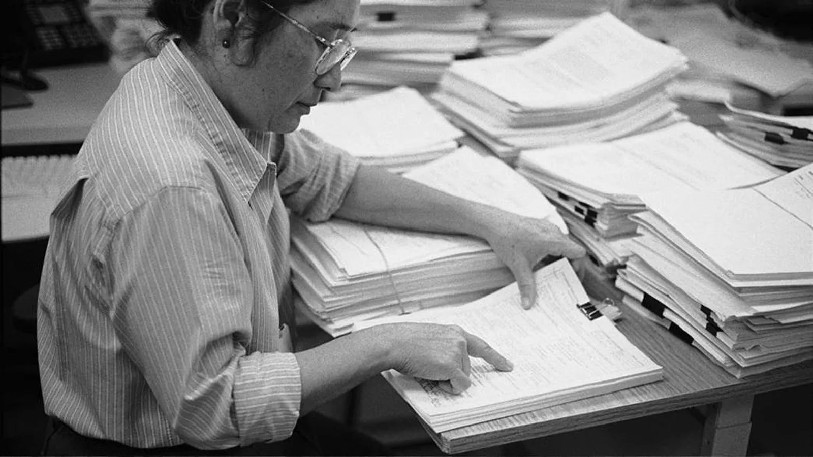 Scientific peer review at NIH. Ilustracija uz vest: AI tvrdnja ne bi smela da „pozajmi“ autoritet starog dokaza: novi protokol vezuje objavu za tačno stanje