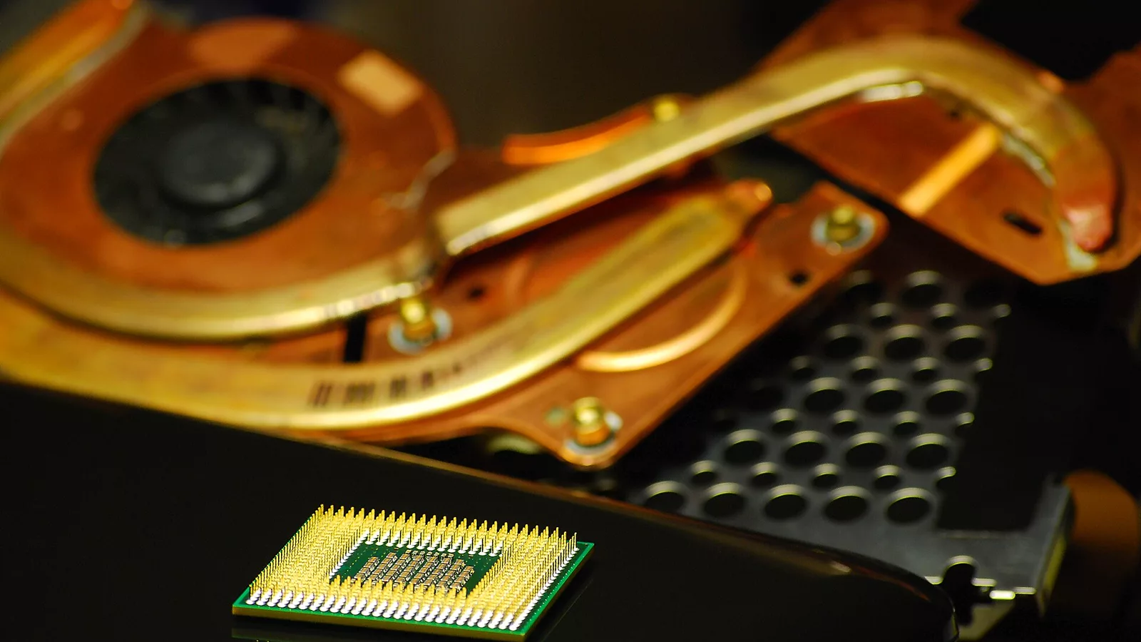 Laptop processor(FG) plus Laptop fan (BG).jpg. Ilustracija uz vest: WARD prilagođava Vision Transformer uslovima rada edge AI uređaja u realnom vremenu