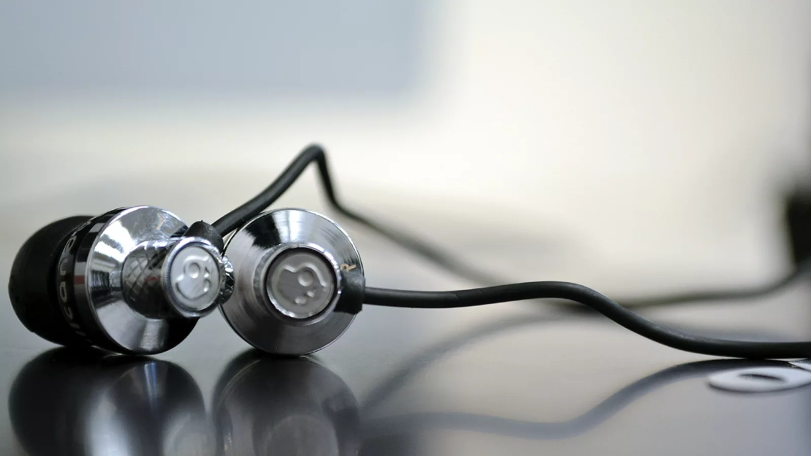 Skullcandy Headphones. Ilustracija uz vest: Hibridni sistem poziva LLM samo kada je jeftiniji model nesiguran u prepoznavanju emocija