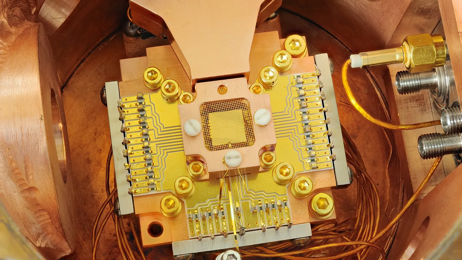 Quantum Computing; Ion Trapping (5941055642).jpg. Ilustracija uz vest: Kvantni modeli sa dugodometnim interakcijama dobijaju brži deterministički obračun serija