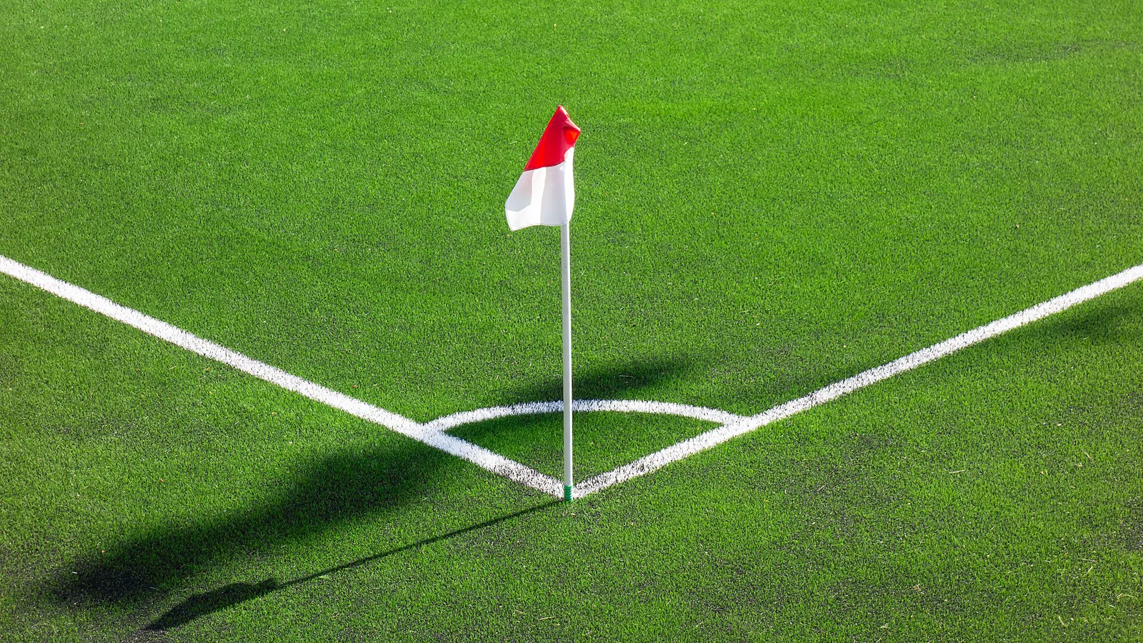 Korner zastavica na fudbalskom terenu. Neutralna ilustracija uz Hull–Chelsea.