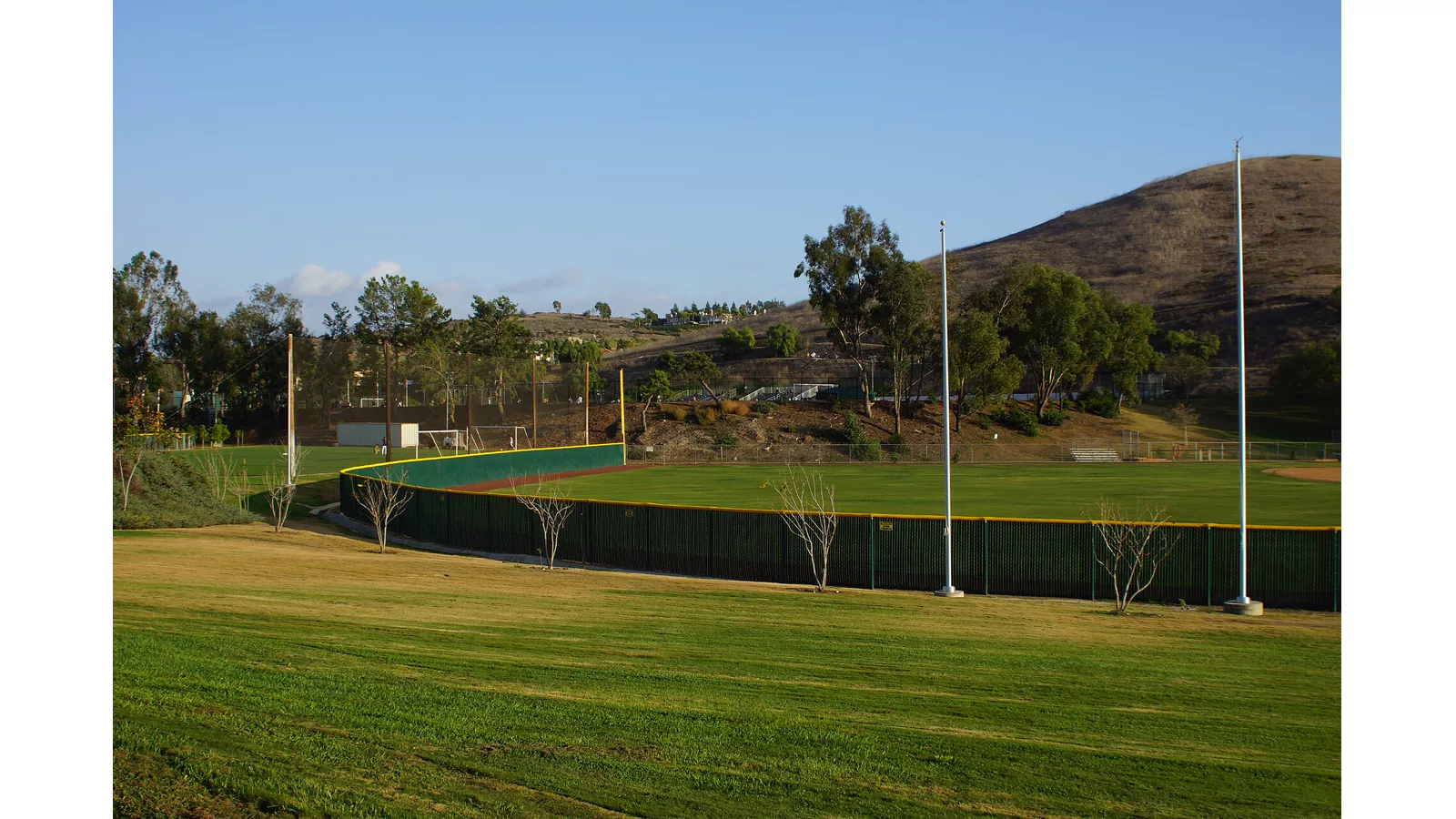 2013, Concordia University, Irvine. Golden Eagles Field (baseball) and Golden Eagles Field (soccer-track & field-lacrosse) - panoramio.jpg. 2013, Concordia University, Irvine. Golden Eagles Field (baseball) and Golden Eagles Field (soccer/track & field/lacrosse). Ilustracija uz vest: MLB ulazi u završni vikend uz otvorene plej-of i statističke trke