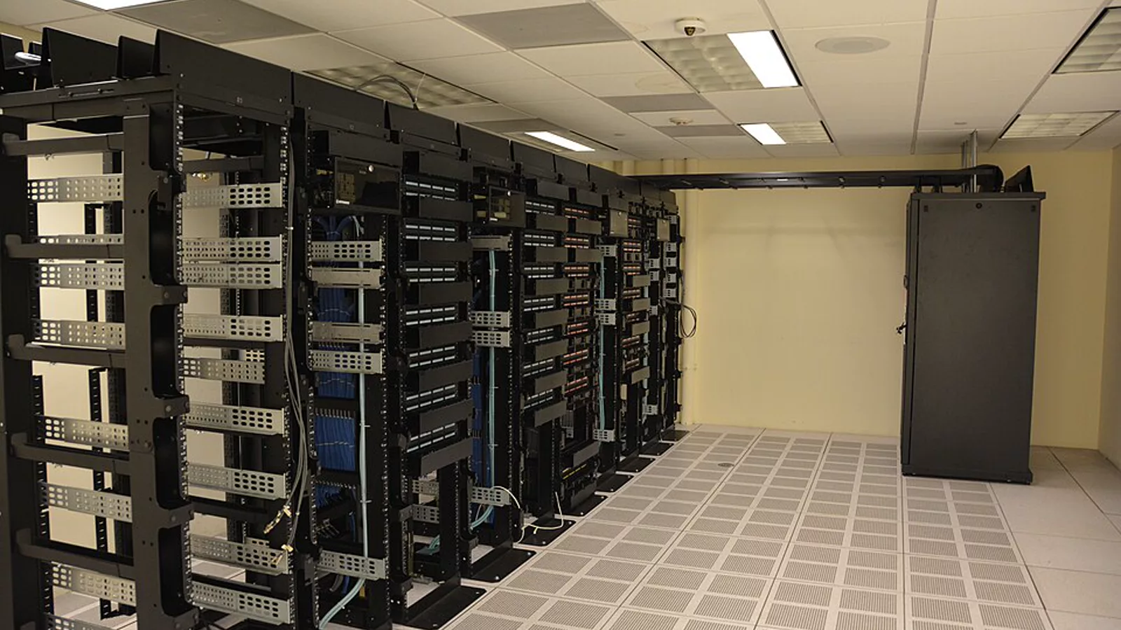 Data center server racks. Ilustracija uz vest: Kod distribuiranih AI agenata energiju ne troši prvenstveno tekst preko mreže, već dodatna inferencija koju komunikacija pokreće