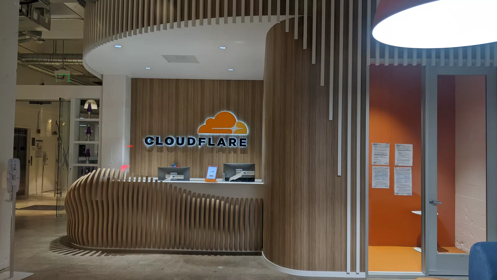 Cloudflare office entrance area. Ilustracija uz vest: Cloudflare: Page Shield otkrio osam zlonamernih payloadova na web prodavnicama