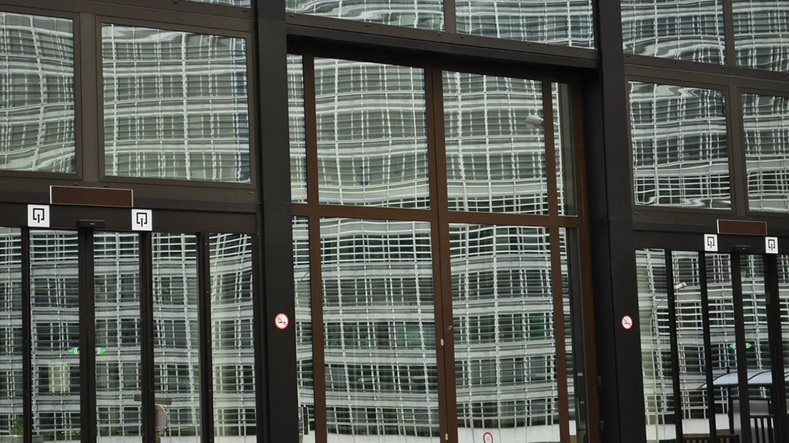 Fotografija zgrade Evropske komisije u Briselu. Ilustracija uz vest: Evropska komisija prikupila 11 milijardi evra novom emisijom EU obveznica