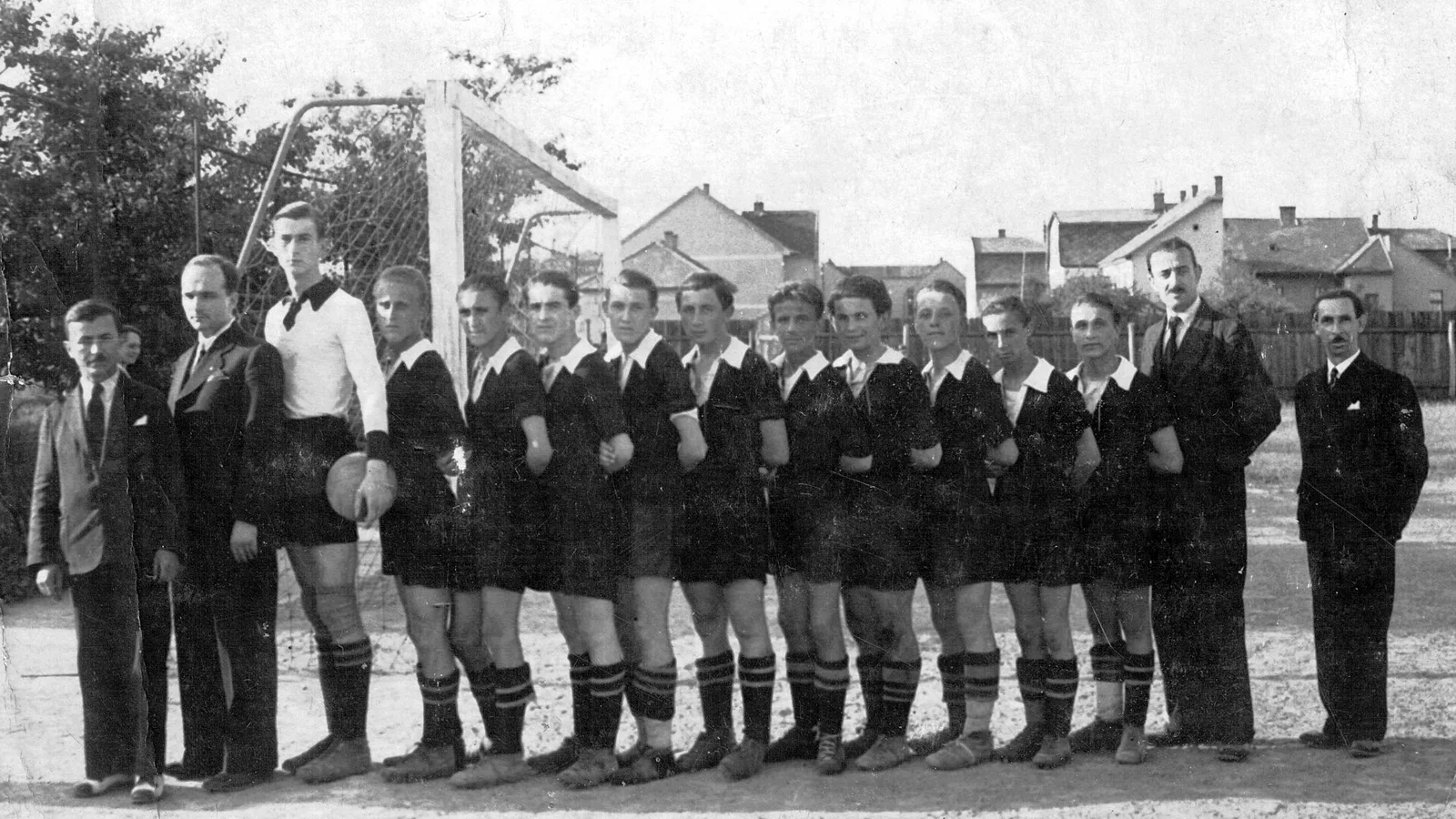 Fotografija: Soccer team, tableau, soccer field, men, ball Fortepan 12401.jpg. Ilustracija uz vest: Arsenal traži objašnjenje Pro Refa zbog spornog penala protiv Sanderlenda