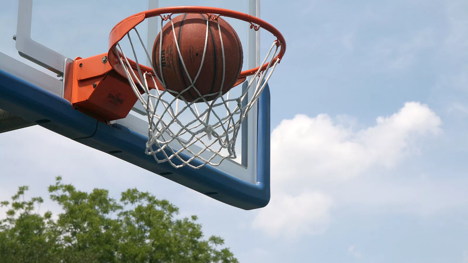 2011-06-07 Basketball in hoop still shot.jpg. A basketball ball about to fall through the hoop at a court on Anderson Street next to the Devil's Bistro in Durham, North Carolina .. Ilustracija uz vest: Preminuo Bob Petit, prvi MVP NBA lige i član košarkaške Kuće slavnih