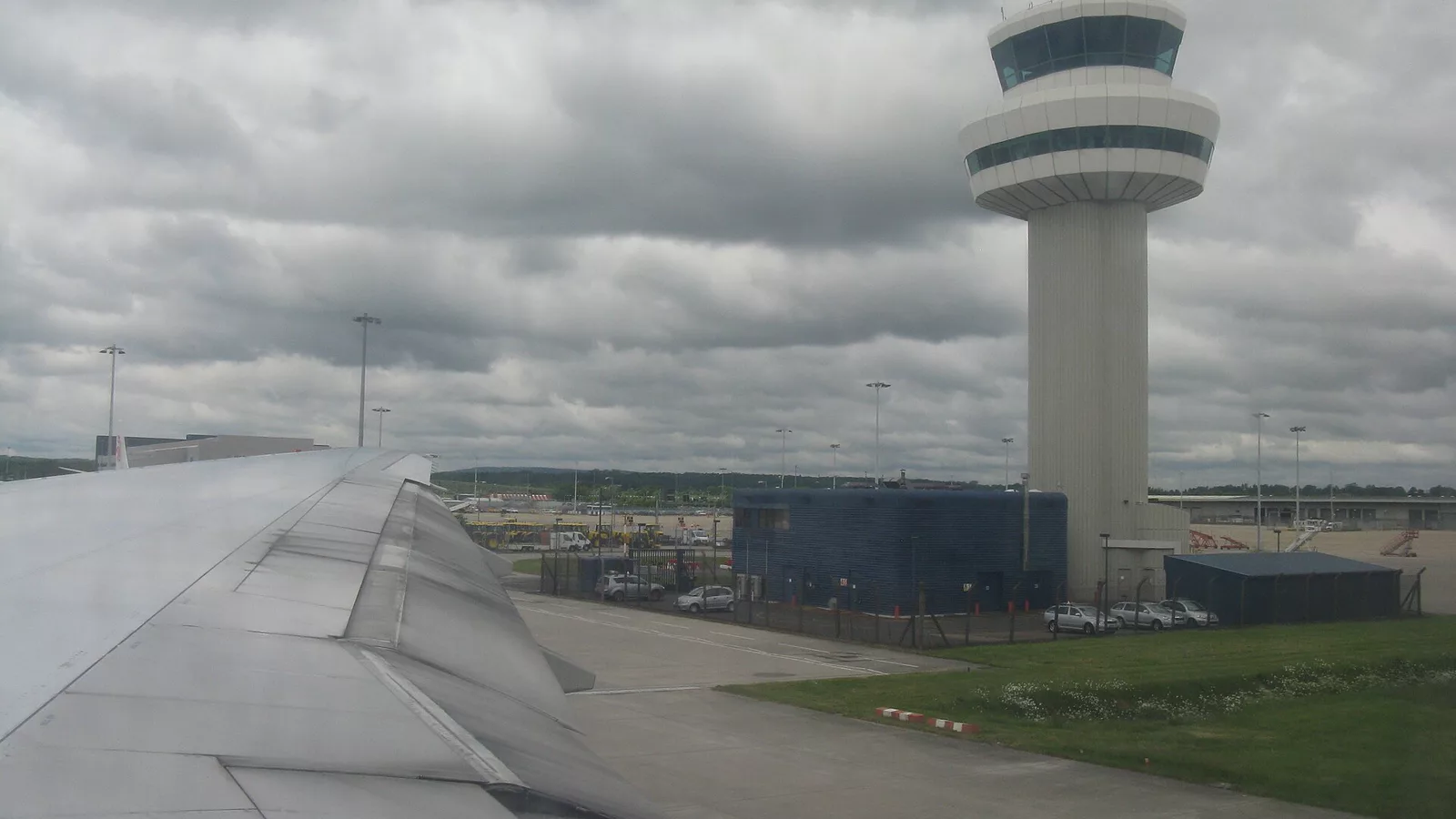 Air Traffic Control Tower at Gatwick - geograph.org.uk - 2982020.jpg. Ilustracija uz vest: Britanska kontrola letenja (Air Traffic Control): novi kvar izazvao poremećaje u avio-saobraćaju