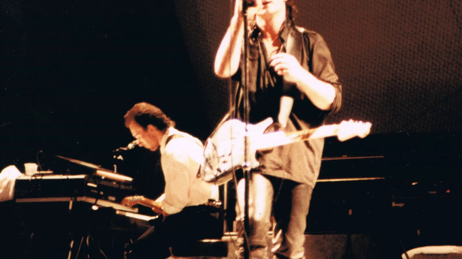 Bono and the Edge on Unforgettable Fire Tour in Sydney 9-9-84.jpg. Bono and the Edge of Irish rock band U2 performing at Sydney Entertainment Centre in Sydney, Australia on September 9, 1984 during the group's Unforgettable Fire Tour. Ilustracija uz vest: U2 najavio novi album ‘Carnaval De Luz’ u godini 50. jubileja benda