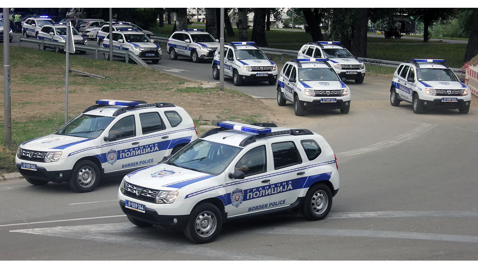 MUP Srbije granicna policija Dačia.jpg. Serbian border police Dacia Duster patrol vehicles on preparation for 2018 Police Day parade at Belgrade.. Ilustracija uz vest: Uklanjanje avionske bombe na Paliluli: evakuacija građana i izmene na 14 linija prevoza