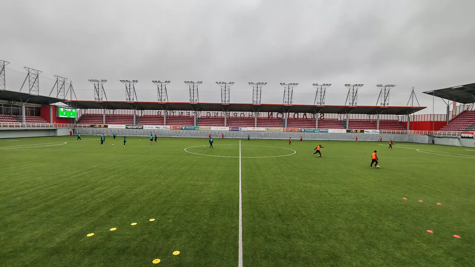 View (center) on the football pitch of Voždovac Stadium from the west stand.jpg. Ilustracija uz vest: Tuchel: Engleska treba da „prihvati haos“ u fudbalu i iskoristi svoju kulturu igre