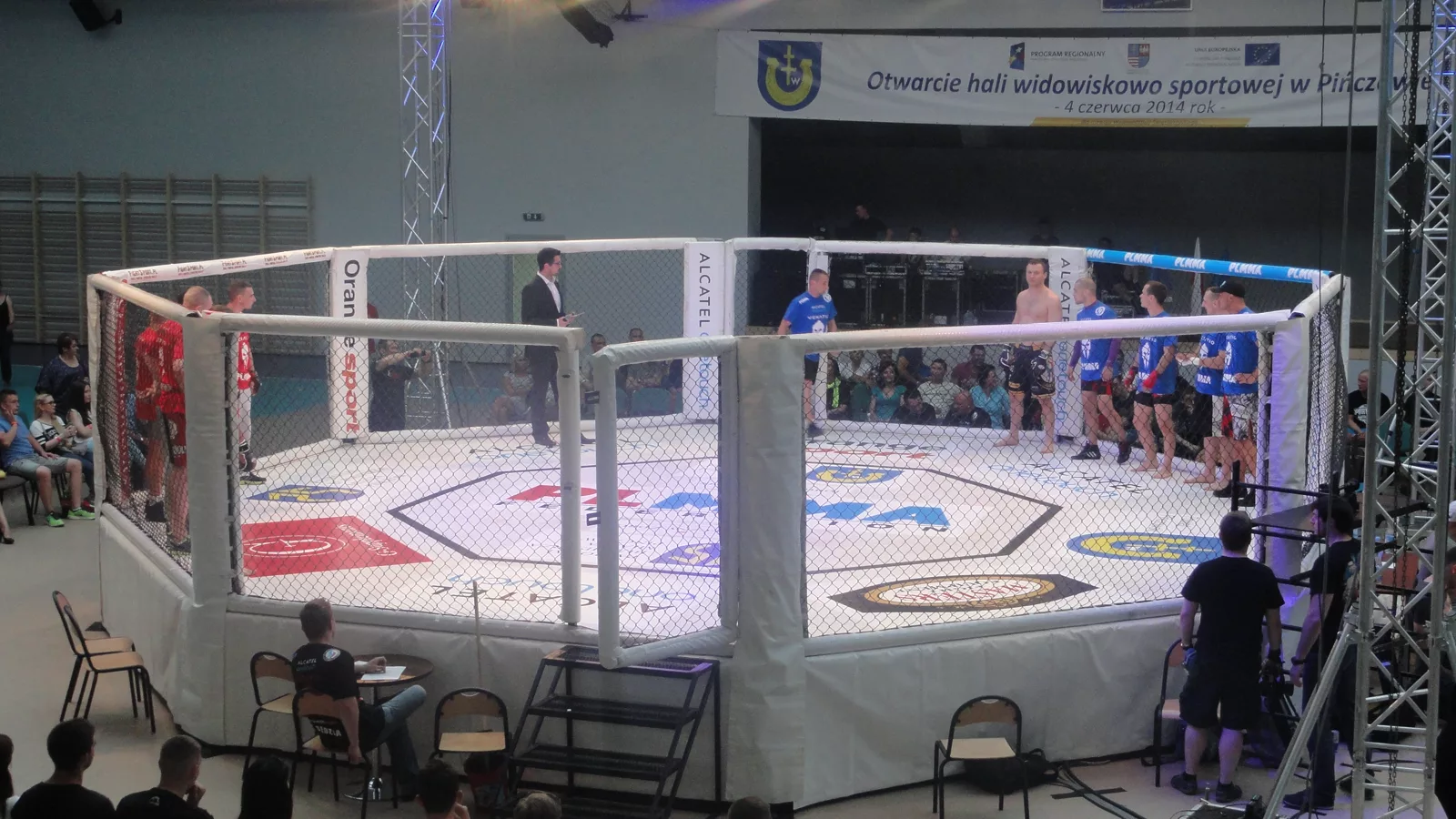MMA oktagon. Neutralna sportska fotografija uz vest o Tomu Aspinalu i UFC tituli, bez predstavljanja drugog borca kao Aspinala.