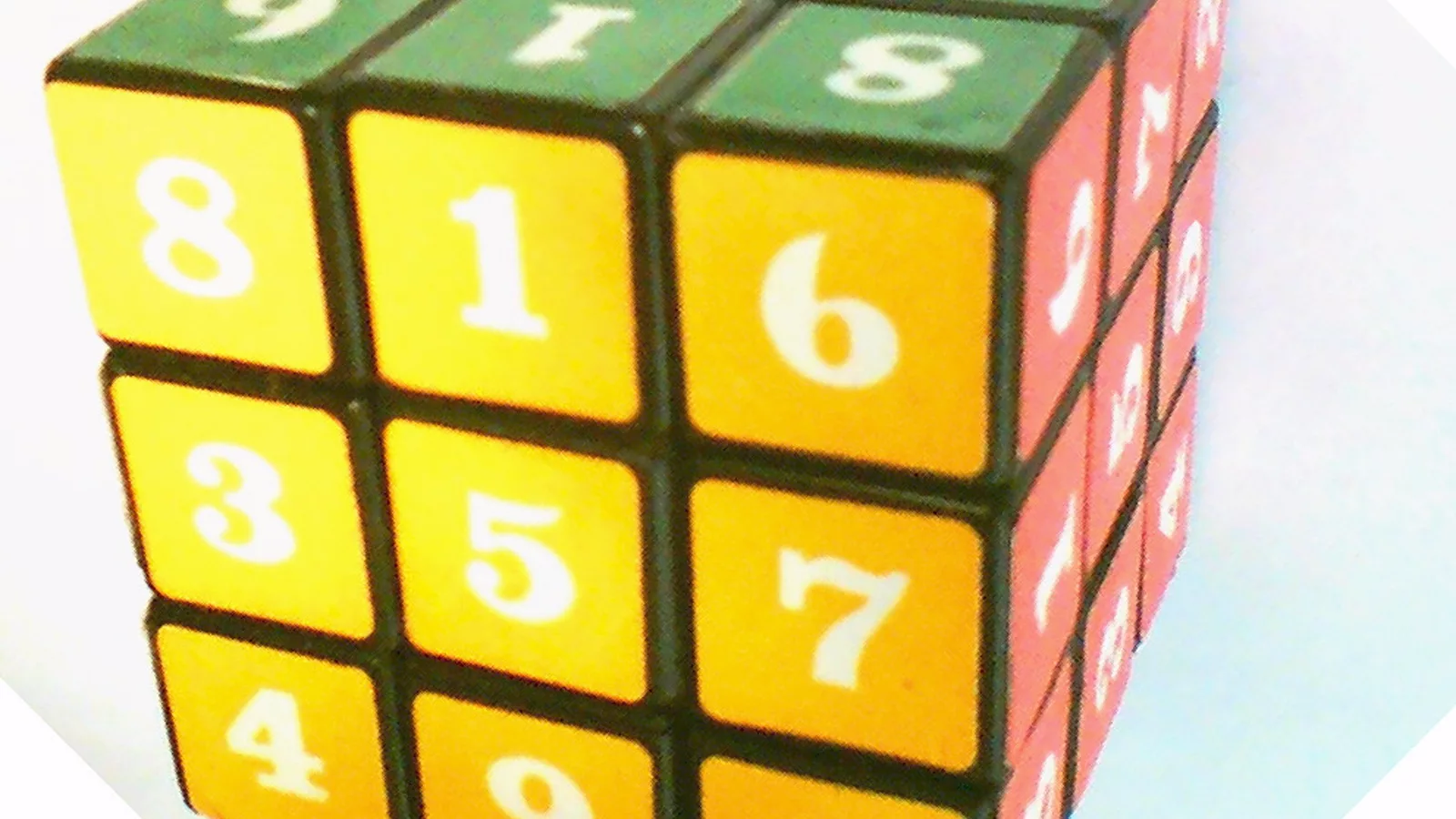 Combination Puzzle Rubik Cube with numbers.jpg. 3x3x3 Rubik cube with numbered pieces.. Ilustracija uz vest: Šestogodišnja Lian Yunzhi oborila ženski svetski rekord u slaganju Rubik kocke
