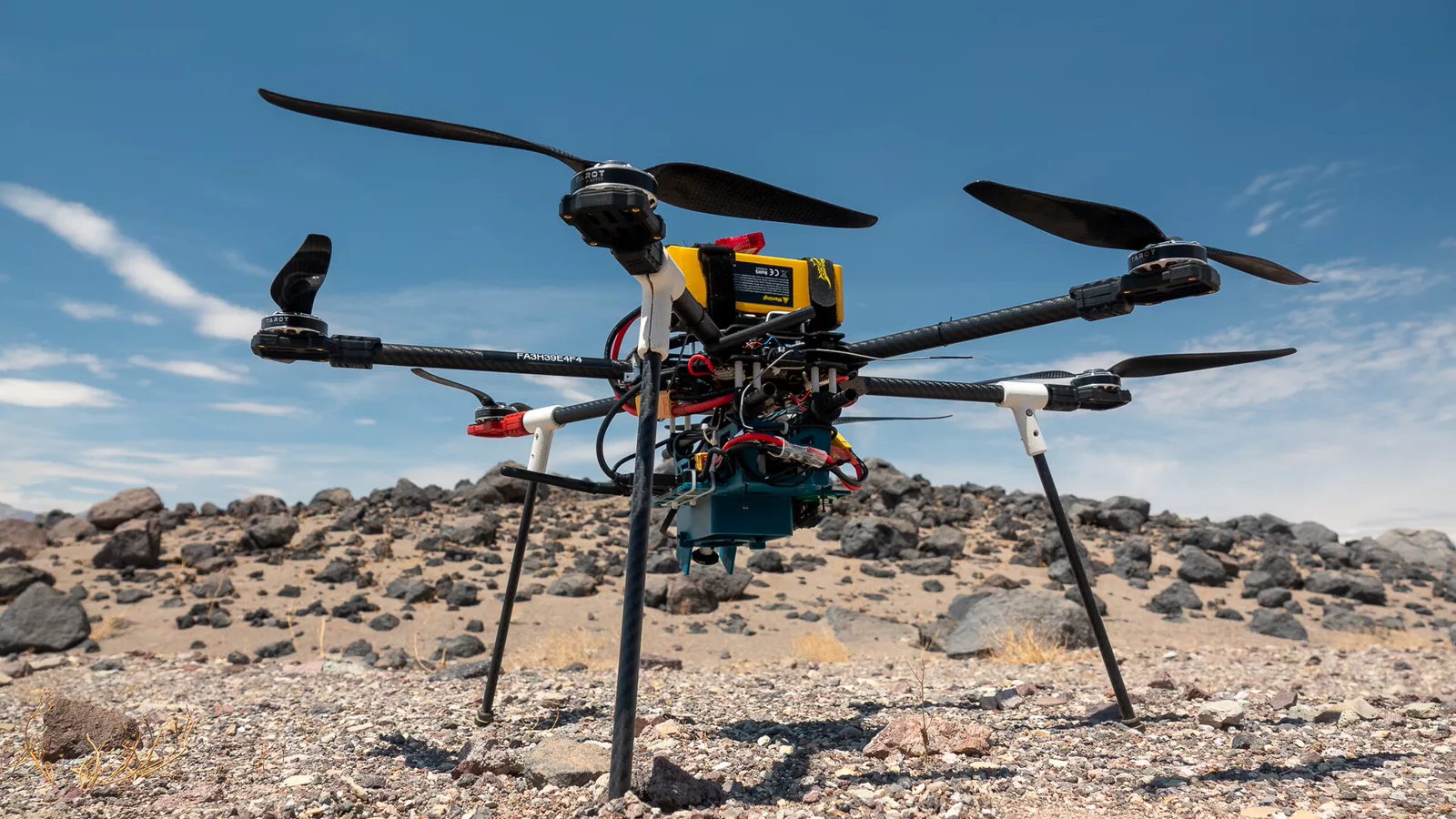 A Research Drone in Front of Mars Hill (PIA26679).jpg. Ilustracija uz vest: Novi pristup trenira rojeve dronova jeftinije tako što skupu fiziku koristi samo za kalibraciju