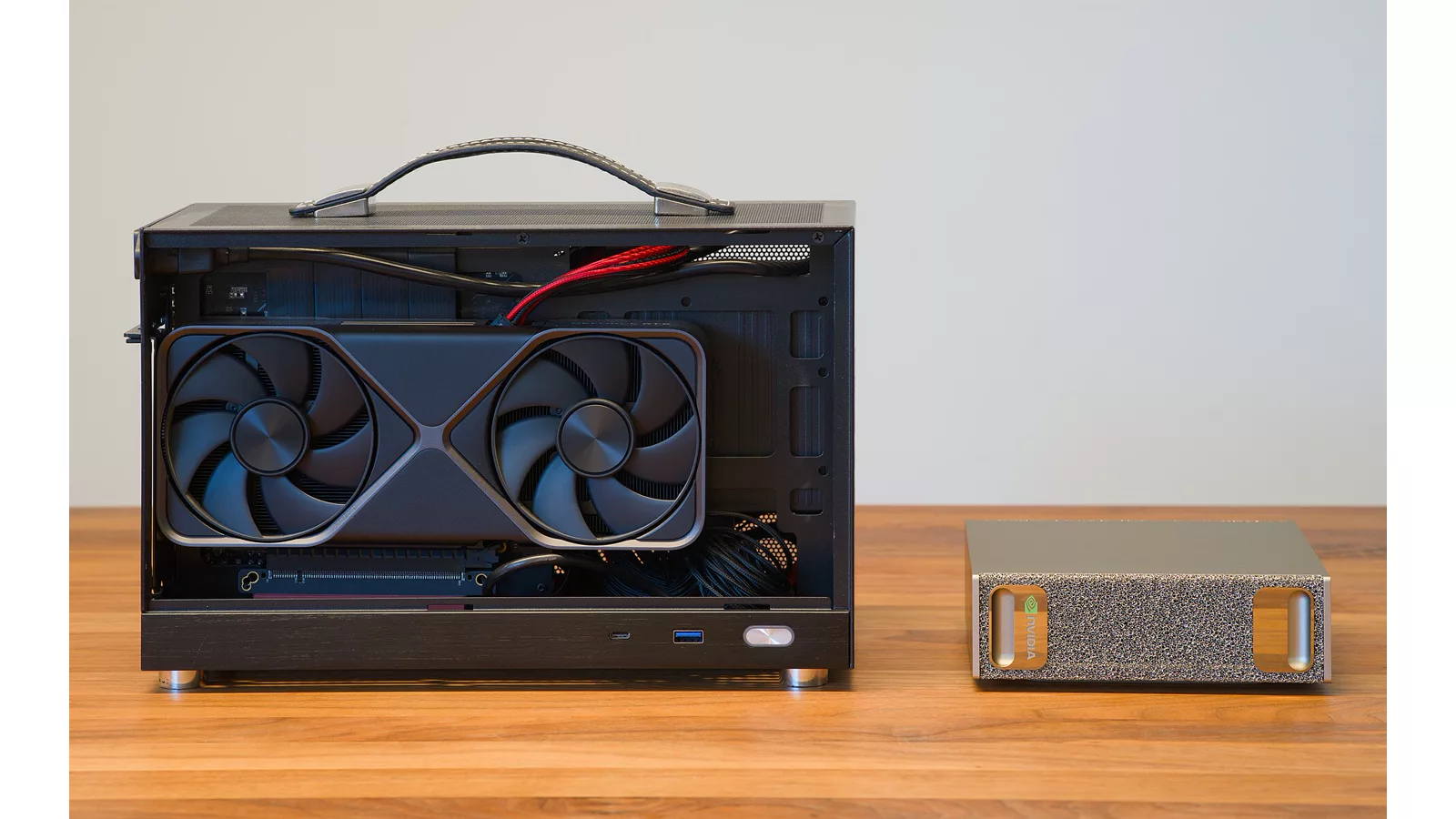 KXRORS S300 SFF PC with GeForce RTX 5070 Founders Edition next to NVIDIA DGX Spark 2026 dllu.jpg. A sandwich‑layout Mini‑ITX small form factor PC in a KXRORS S300 case with an NVIDIA GeForce RTX 5070 Founders Edition graphics card, placed beside an NVIDIA DGX Spark desktop AI system.. Ilustracija uz vest: Nvidia predstavlja RTX Spark za lokalne AI agente na računarima