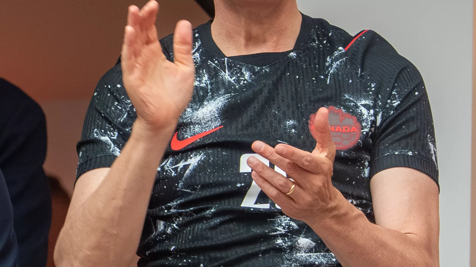 Kanadski premijer Mark Karni u junu 2026. Fotografija osobe uz vest o njegovoj ponudi Kanade globalnim investitorima.