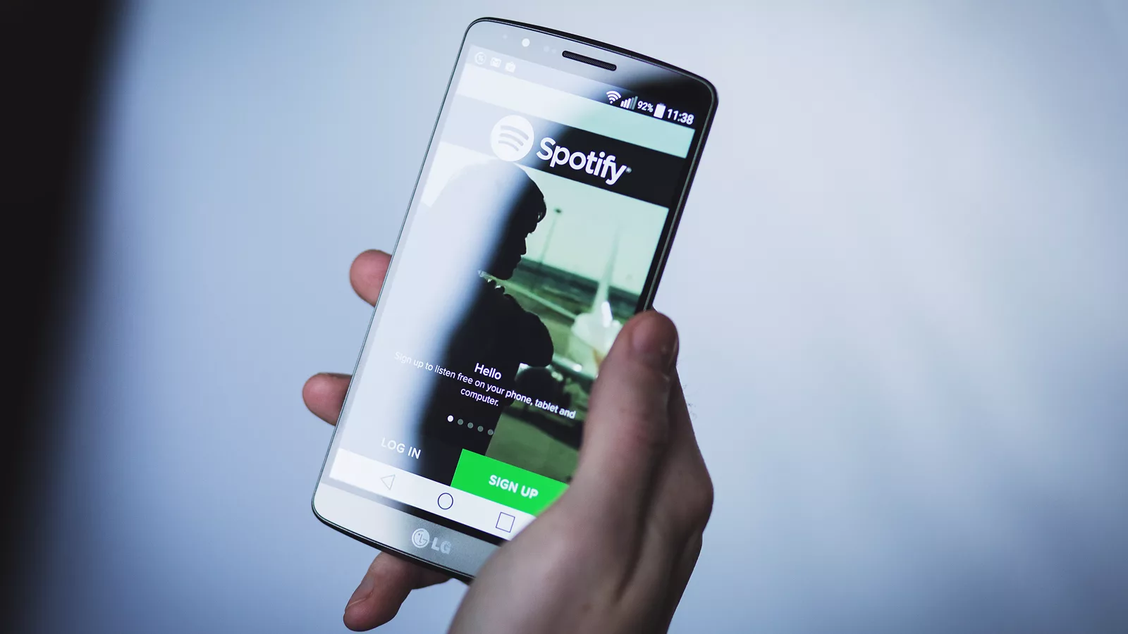Stvarna fotografija Spotify aplikacije na telefonu. Ilustracija uz vest: Spotify omogućio roditeljima da dečju muziku sklone iz preporuka i Wrapped-a