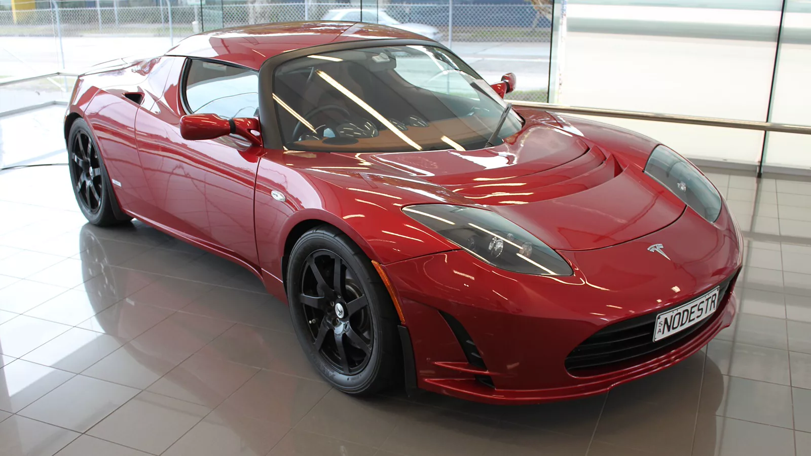 2011-2012 Tesla Roadster convertible (24365020656).jpg. Tesla Roadster. Ilustracija uz vest: Tesla patent otkriva ideju za Roadster sa skrivenim zadnjim krilom
