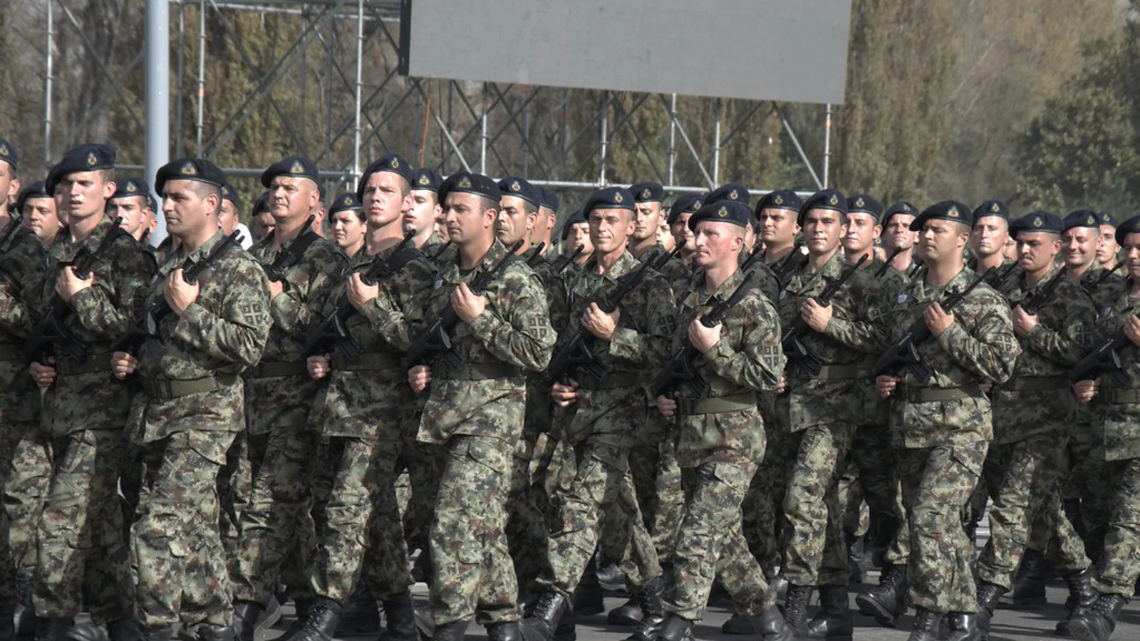 Military Parade Belgrade 2014 - Serbian Soldiers with Russian Knights - The Swifts. Ilustracija uz vest: Vojnotehnički institut sprovodi redovna ispitivanja u kasarni Žarkovo