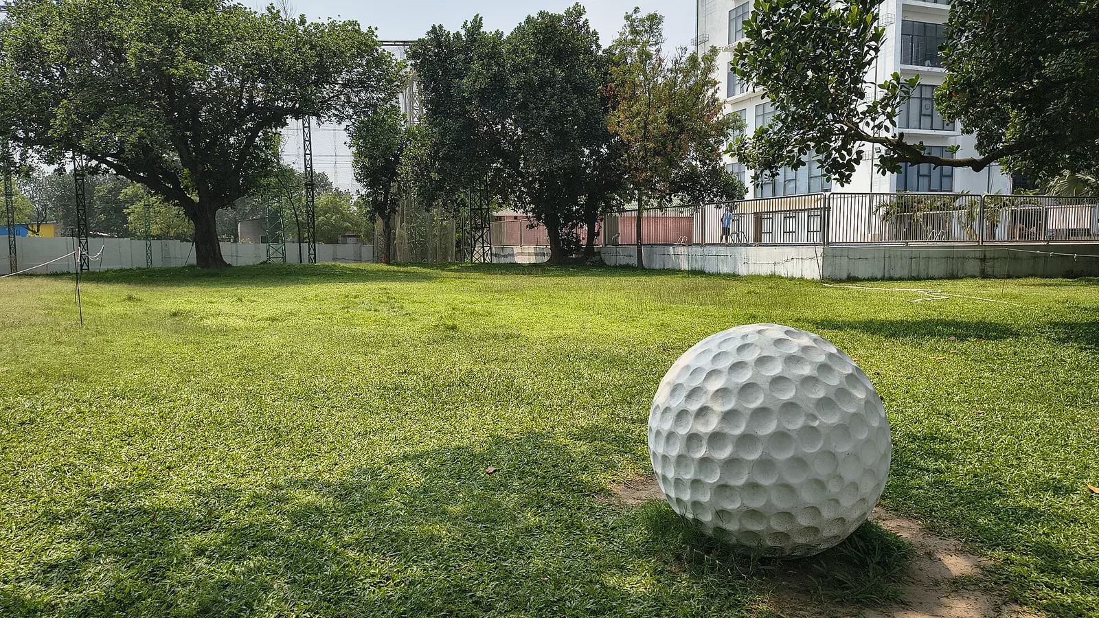 Fotografija: Decorative golf ball at the golf field of Daffodil International University, Bangladesh.jpg. Ilustracija uz vest: Evropa osvojila Solheim Cup 2026 posle dramatičnog finalnog dana