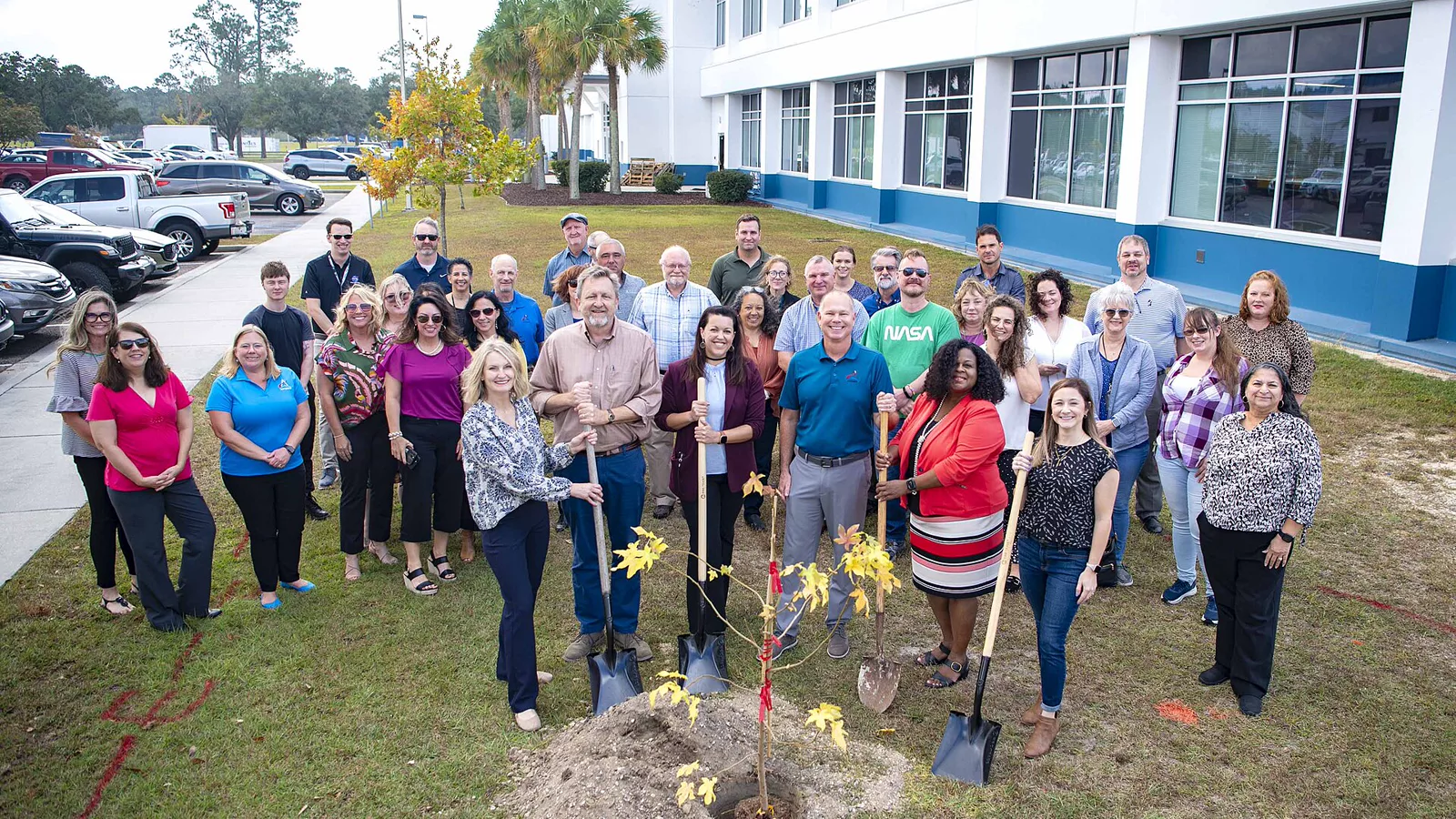 NASA Stennis Plants Artemis Moon Tree (SSC-20241029-s01102).jpg. NASA employees plant an Artemis Moon Tree at NASA’s Stennis Space Center on Oct. 29 to celebrate NASA’s successful Artemis I mission as the agency prepares for a return around the Moon with astronauts on Artemis II.. Ilustracija uz vest: Hrvatska postala 74. potpisnica sporazuma Artemis