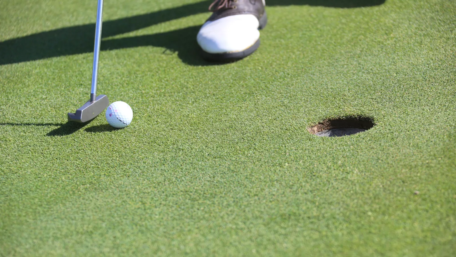 Golf loptica i putting green — neutralna ilustracija uz vest o pobedi J.J. Spauna na BMW PGA Championshipu.. Ilustracija uz vest: J.J. Spaun osvojio BMW PGA Championship posle završne runde od 67 udaraca