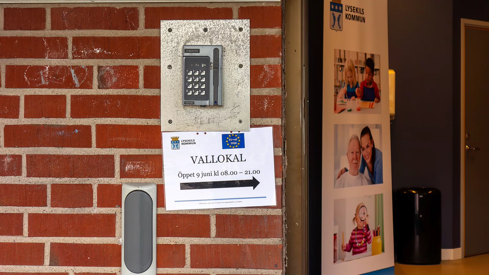 Fotografija: Entrance 2024 Swedish EU election at Stångenässkolan, Brastad 2.jpg. Ilustracija uz vest: Švedski izbori tesni: blok levog centra u prednosti, ishod još neizvestan