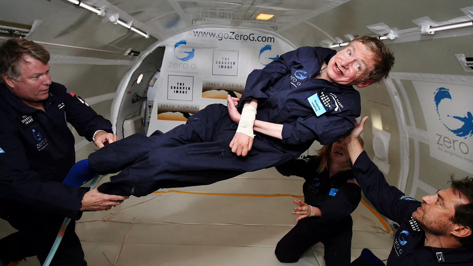 Fotografija: Physicist Stephen Hawking in Zero Gravity NASA.jpg. Ilustracija uz vest: Elon Musk’s X Corp and SpaceXAI drop antitrust lawsuit against Apple