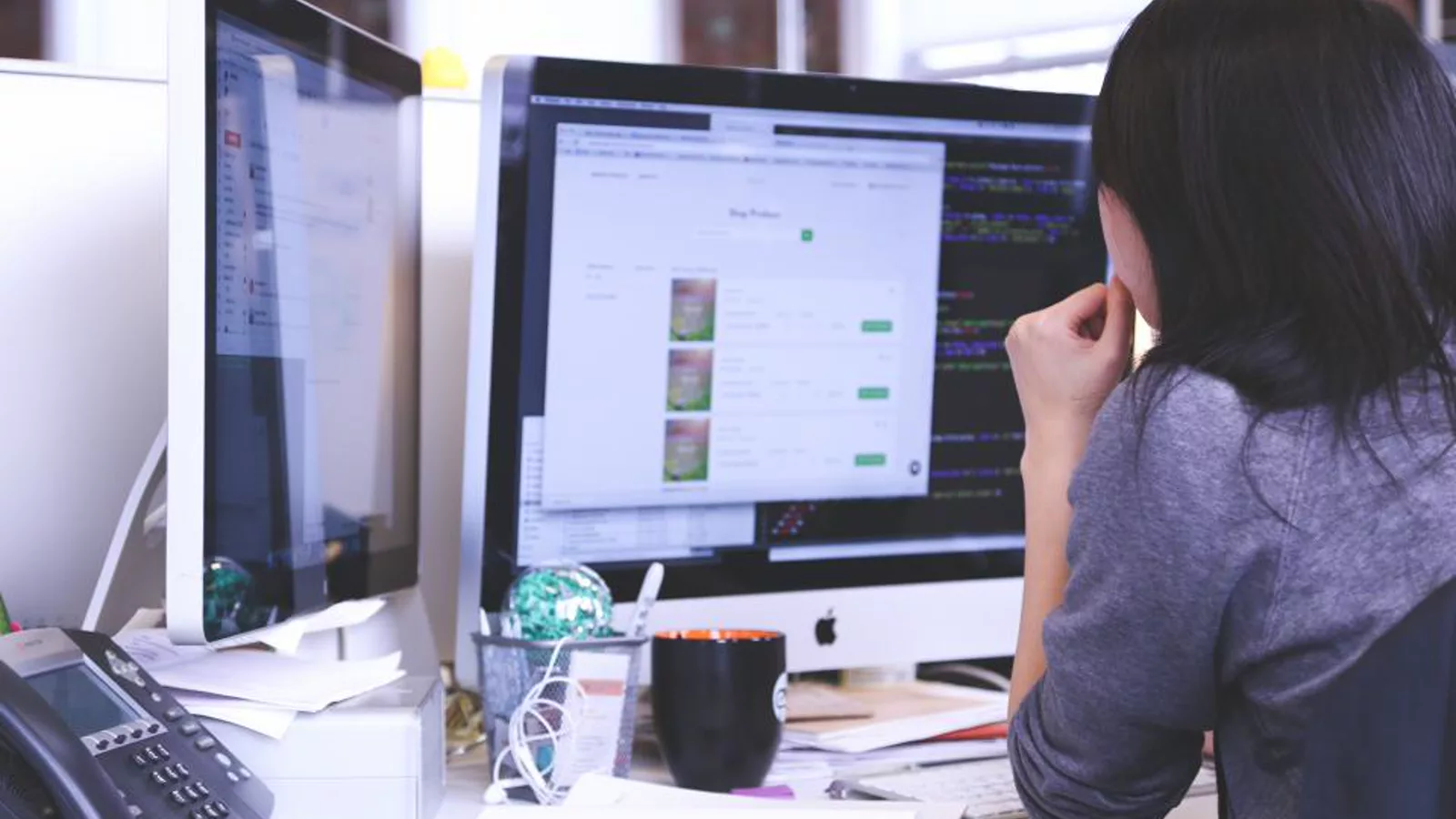 Neutralna fotografija programerskog okruženja i koda. Ilustracija uz vest: Cloudflare Workers dobija preciznija prava pristupa za timove, CI tokene i AI agente