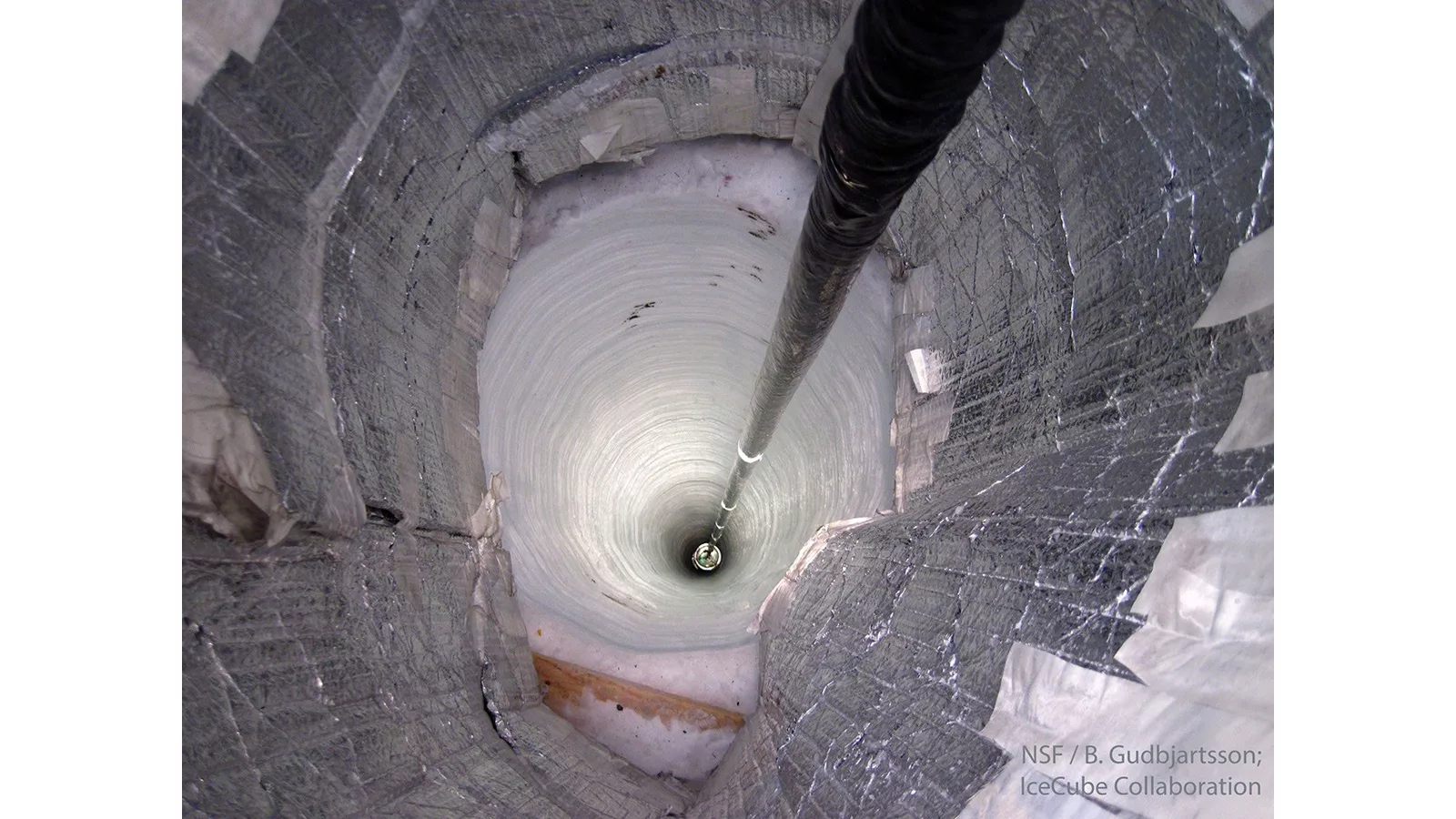 Originalna zvanična fotografija — APOD: 2026 October 11 – Ice Fishing for Cosmic Neutrinos. Slika direktno iz zvaničnog članka: APOD: 2026 October 11 – Ice Fishing for Cosmic Neutrinos. Ilustracija uz vest: IceCube pod antarktičkim ledom: NASA pokazuje kako naučnici otkrivaju neutrine