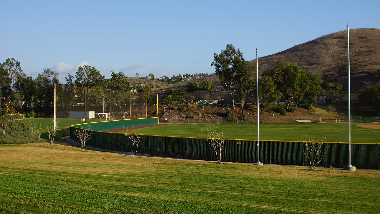 2013, Concordia University, Irvine. Golden Eagles Field (baseball) and Golden Eagles Field (soccer-track & field-lacrosse) - panoramio.jpg. 2013, Concordia University, Irvine. Golden Eagles Field (baseball) and Golden Eagles Field (soccer/track & field/lacrosse). Ilustracija uz vest: Chicago White Sox izborili MLB plej-of posle tri izuzetno teške sezone