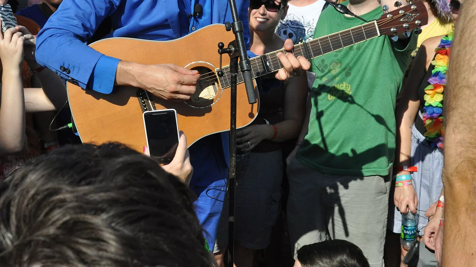 Crowd (2011-08-06 by Ian T. McFarland).jpg. Flickr Tags: Kanrocksas Kansas Speedway Music Festival First August 5 2011 August 6 Concert Race Track OK Go Damian Kulash Acoustic Guitar Crowd Microphone Ad Astra Stage .. Ilustracija uz vest: Jorja Smith osvojila nagradu za najbolju nezavisnu pesmu