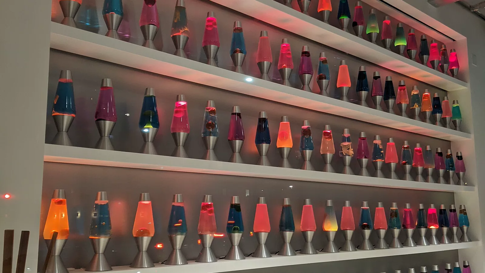 Lava lamp wall at Cloudflare office -2.jpg. Ilustracija uz vest: Cloudflare uvodi podršku za HTTP Vary u Cache Rules