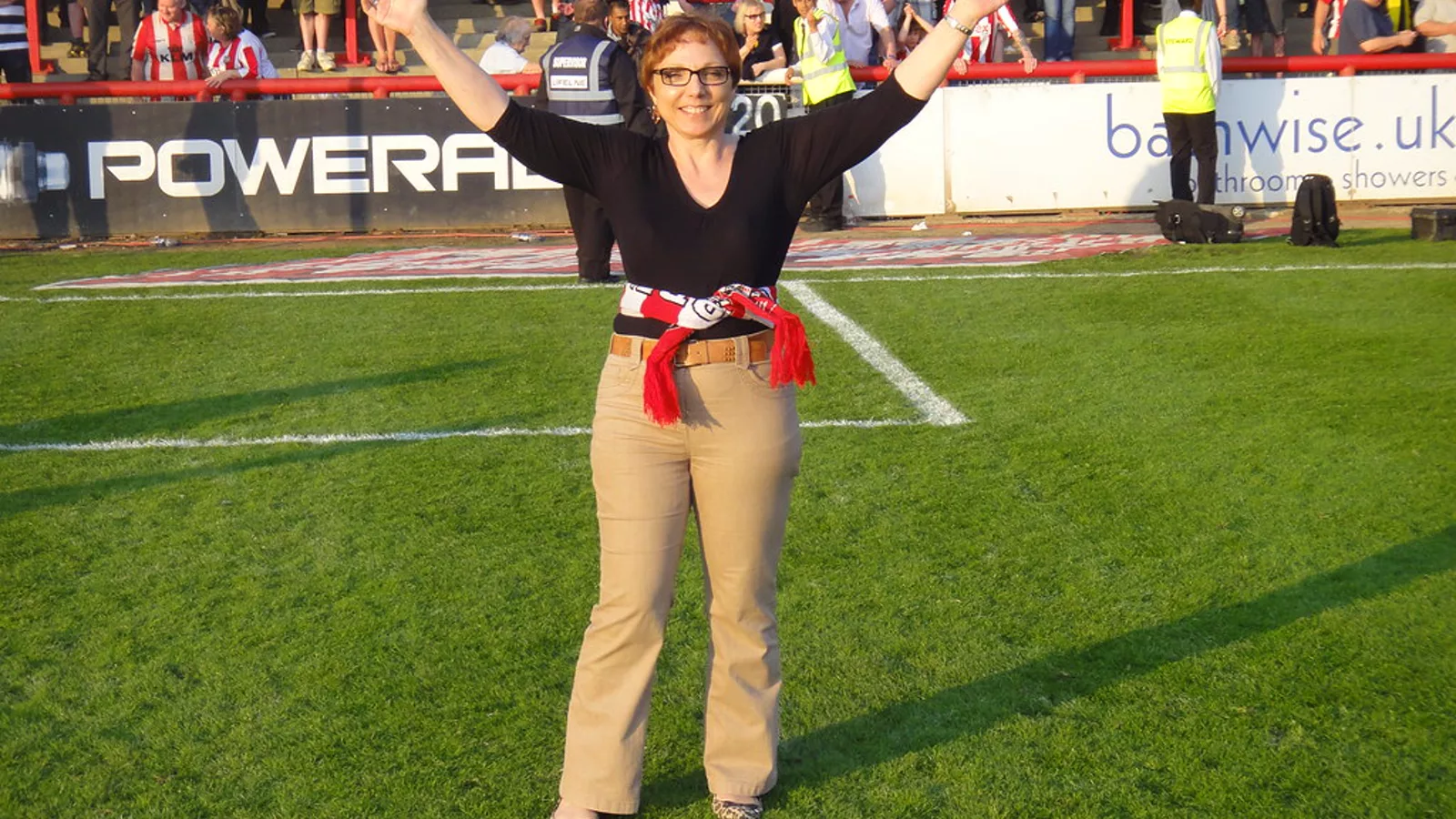 Brentford - The Play-Offs - May 2013 - The Wife is on the Pitch. Ilustracija uz vest: Fleetwood dočekuje Arsenal, Liverpool protiv Chelseaja u Carabao Cupu