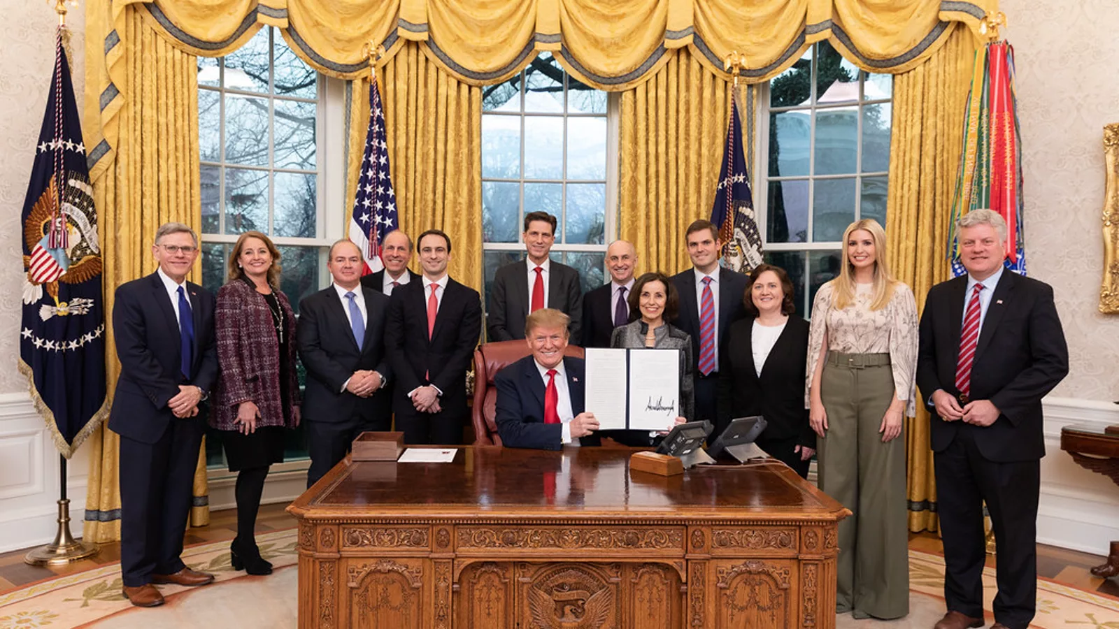 Donald Trump tokom potpisivanja izvršne uredbe o američkom liderstvu u veštačkoj inteligenciji.. Ilustracija uz vest: Trump najavio zabranu pristupa Beloj kući za CNN, MS NOW i Politico