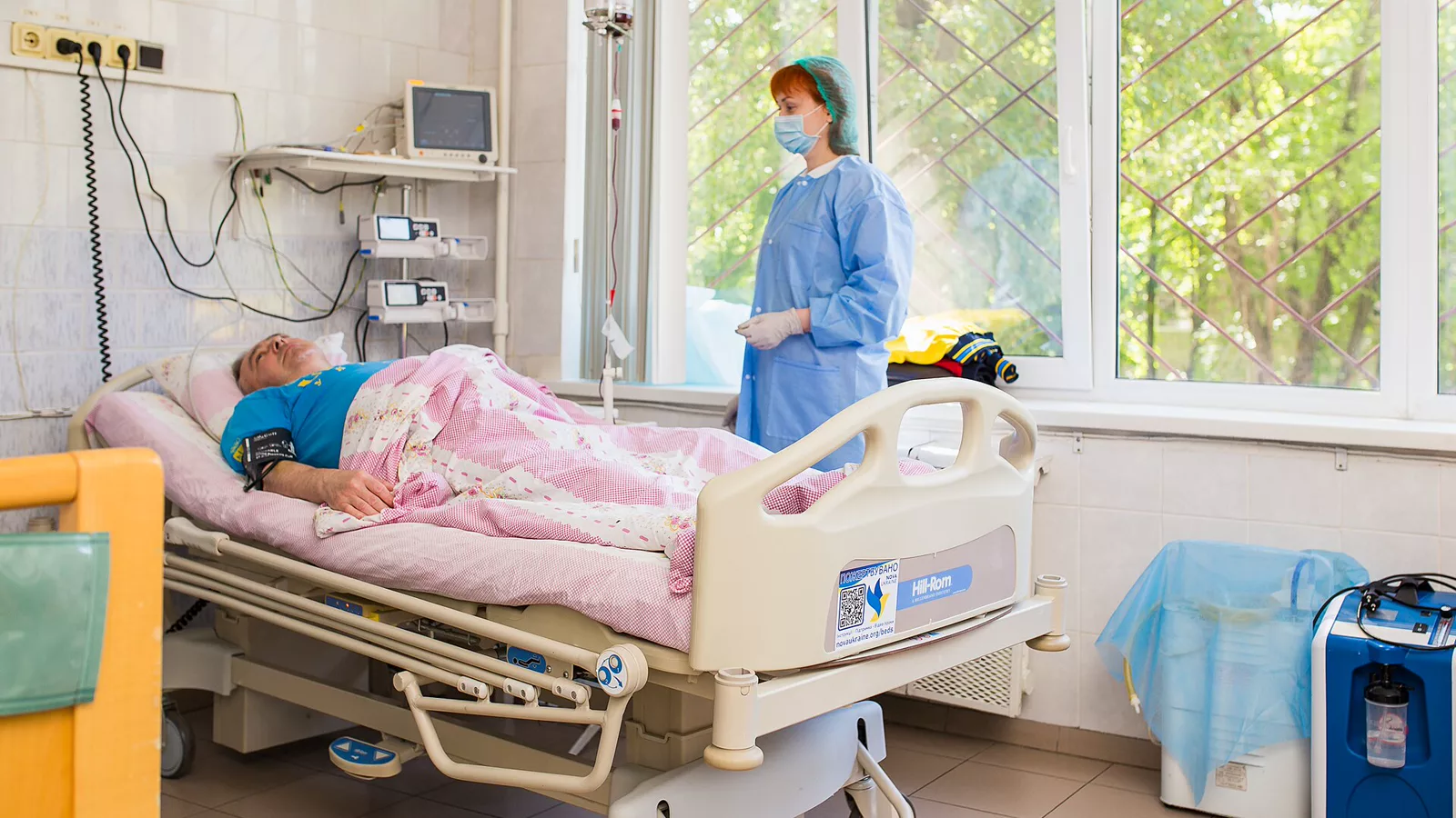 Medical Care and Compassion in a Hospital Bed provided by Nova Ukraine.jpg. Ilustracija uz vest: Studija preispituje kako se meri metodološki napredak AI sistema za elektronske zdravstvene kartone