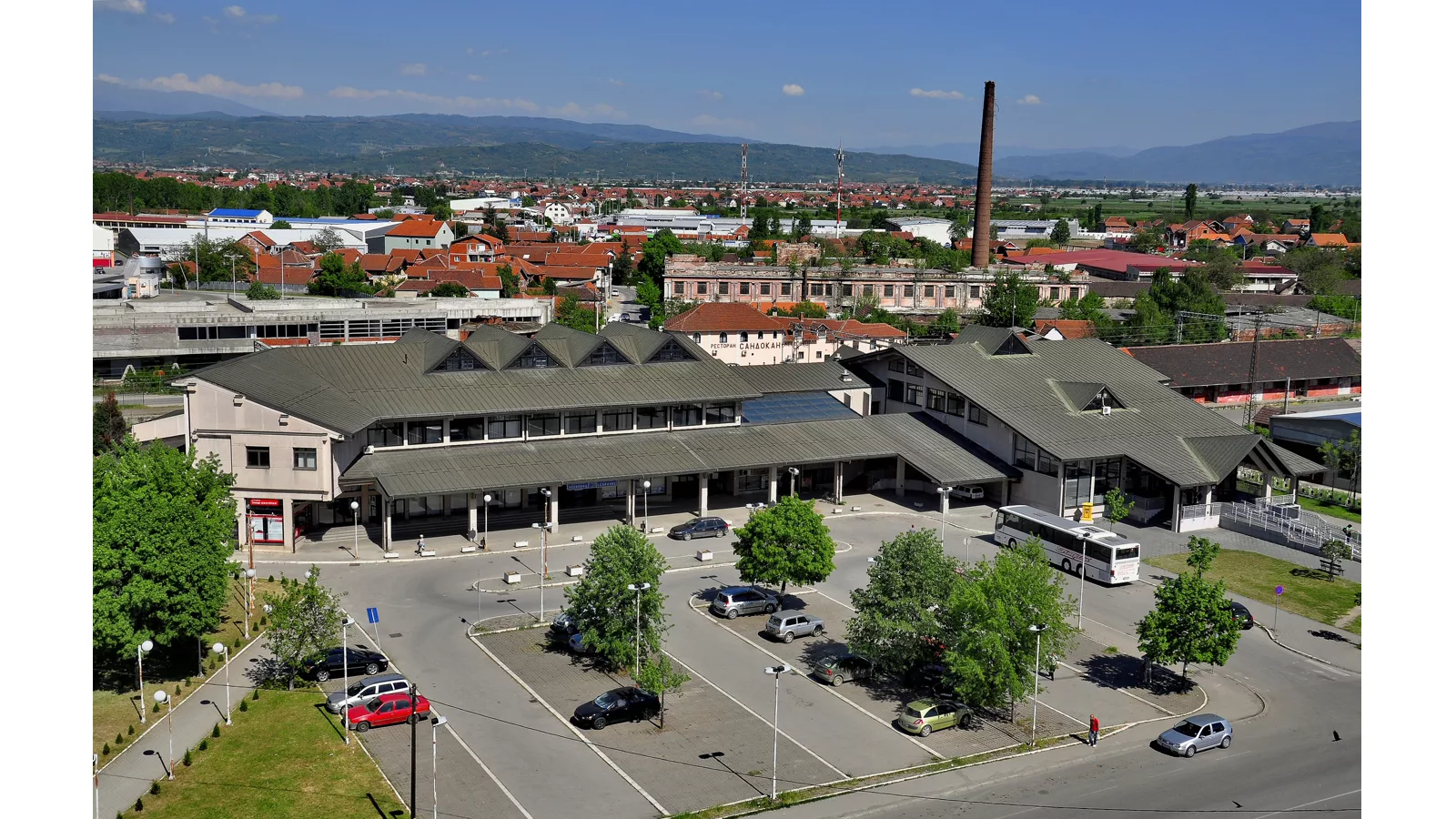 Železnička stanica Leskovac, arhivska fotografija. Fotografija stvarne železničke stanice Leskovac, ilustracija uz obnovu putničkog saobraćaja Niš Leskovac; nije fotografija novog voza iz oktobra 2026. Ilustracija uz vest: Od petka ponovo redovan putnički saobraćaj između Niša i Leskovca
