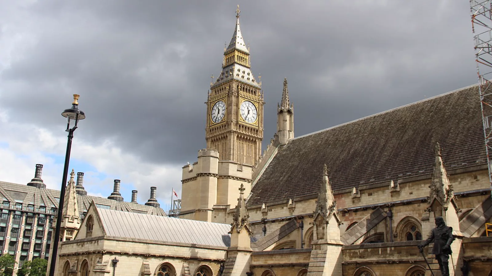 Palata Vestminster u Londonu, sedište britanskog parlamenta. Institucionalna fotografija uz vest o zahtevu poslanika za novi zakon o rizicima veštačke inteligencije.