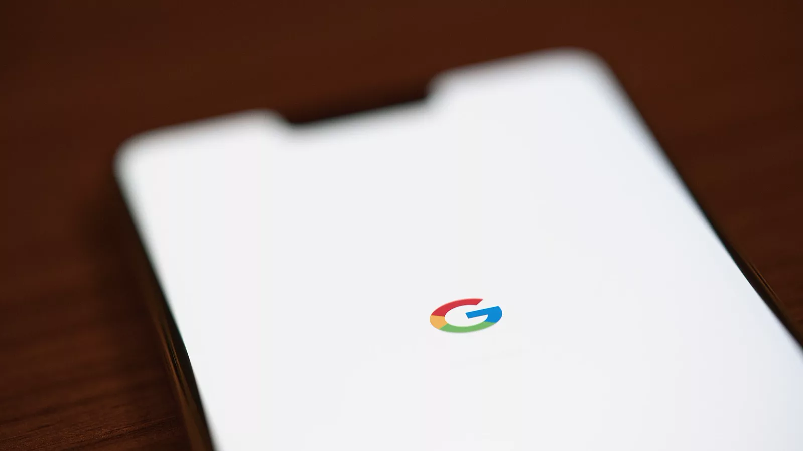 Google Logo on Pixel 3 XL Android Phone (46195395115).jpg. The Google logo is displayed on an Android Pixel 3 XL smart phone.. Ilustracija uz vest: Google testira da Gemini umesto korisnika poziva firme na Pixel telefonima