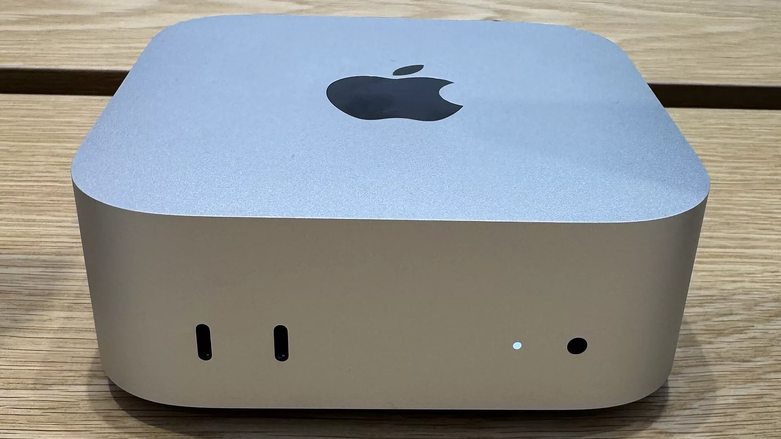 Mac mini 2024 (cropped).jpg. Ilustracija uz vest: Mac mini M6 je mnogo brži, ali početna cena od 899 dolara menja računicu