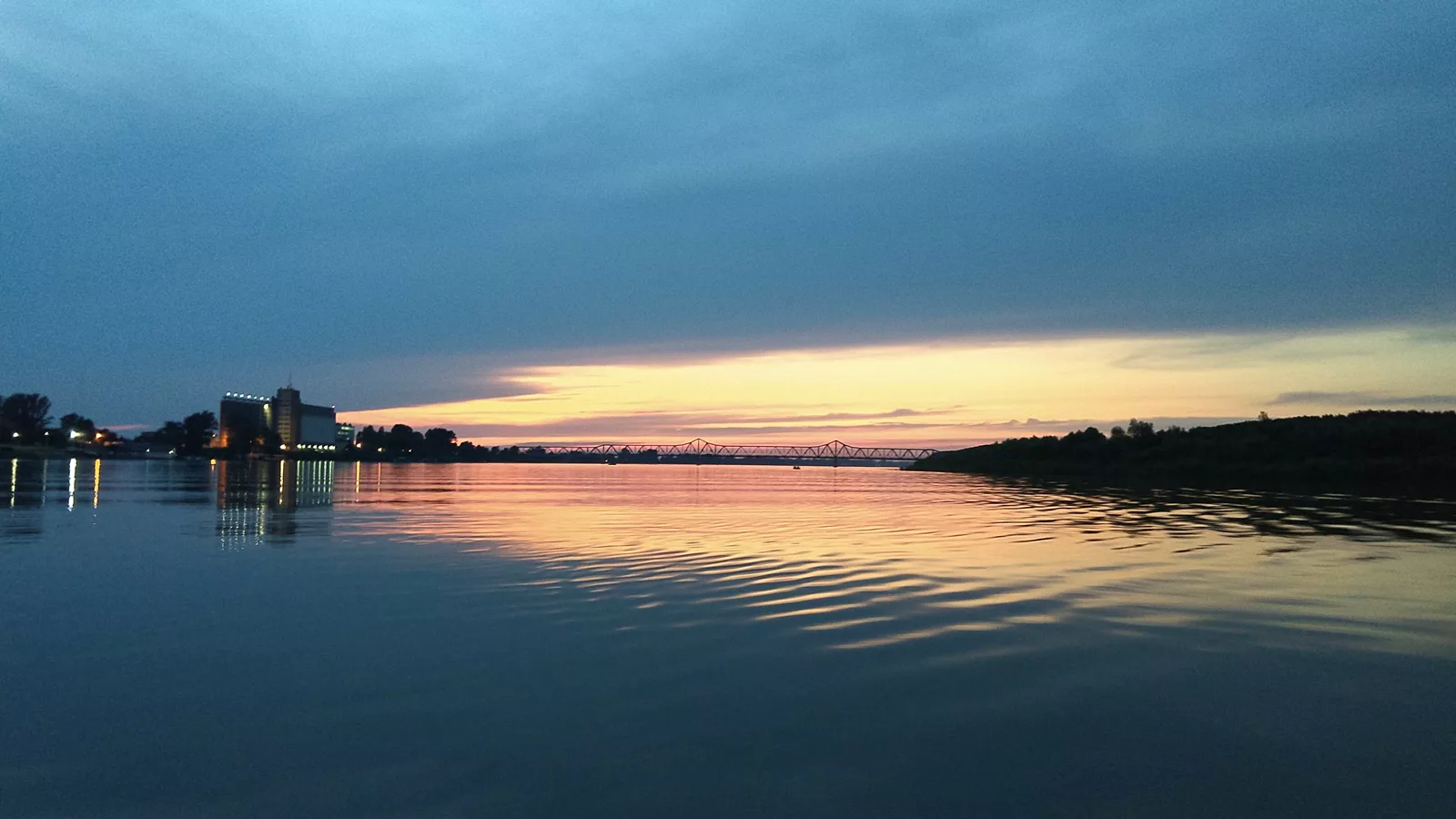 Reka Sava kod Šapca sa pogledom na stari železnički most i silos. Fotografija tačne lokacije uz vest o istorijski niskom vodostaju.